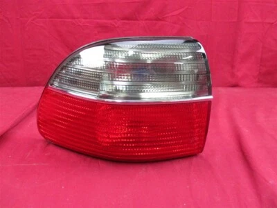 Lámpara trasera montada en panel de cuarto de equipo original Cadillac Catera 1997-99 para mano izquierda Foto 1 de 4
