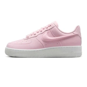 MUJER NIKE AIR FORCE 1 '07 AF1 ROSA TALLA 10 HF2014 600 NUEVO - Imagen 1 de 6