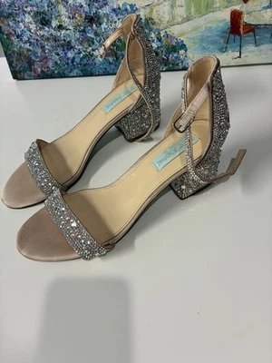 Sandálias Betsey Johnson prata SB Hale strass salto bling tiras tamanho 8 - Imagem 1 de 4