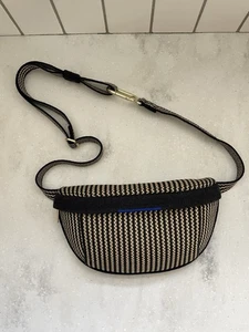 Bolso Bandolera Informal Rothy’s - Cinturón Ajustable Caramelo y Rayas Negras - Imagen 1 de 16