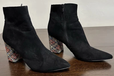 Botas Betsy Johnson Kassie negras de gamuza estrás punta Foto 1 de 4