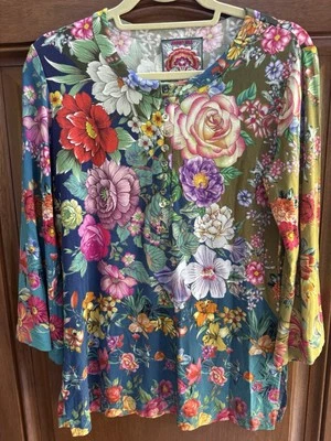 NUEVO CON ETIQUETAS Johnny Was Janie Favorito Botón Frontal Floral Henley Top Camisa Boho Chic S Foto 1 de 4