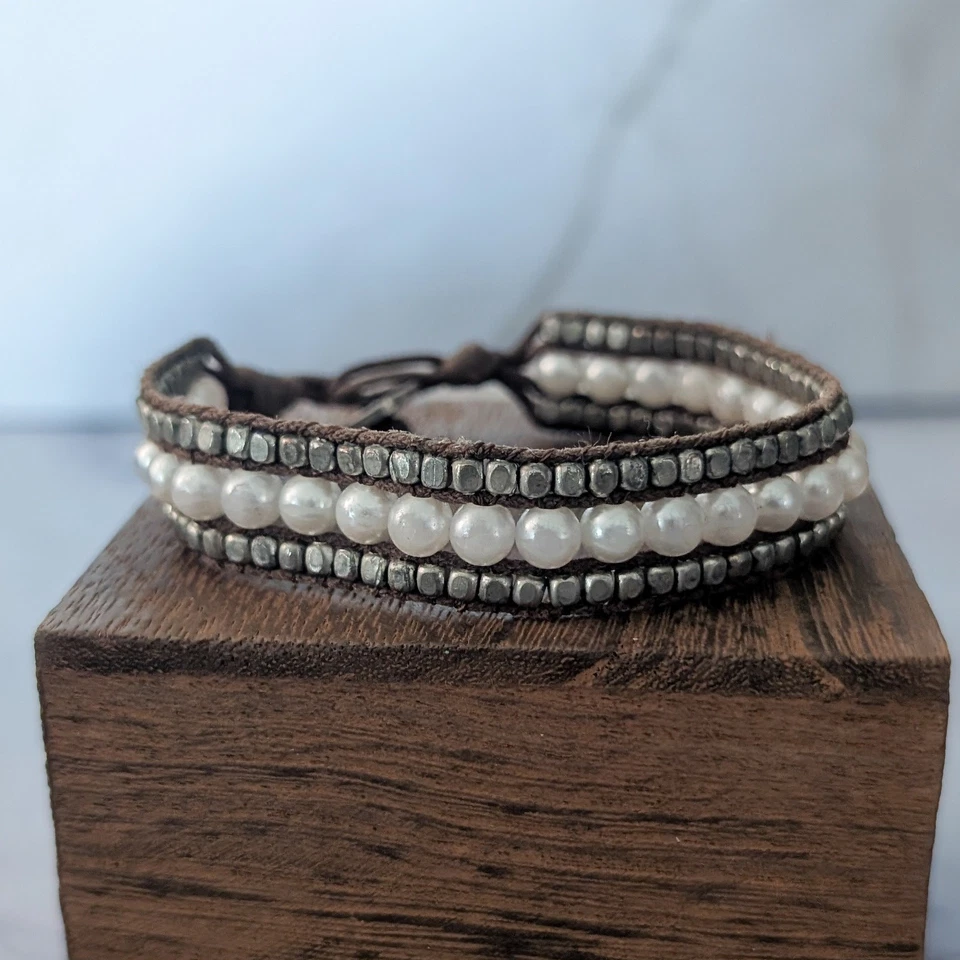 Pulsera American Eagle Outfitters AEO imitación perlas con borde marrón y metálico Foto 1 de 4