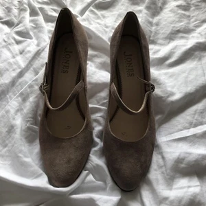 Jones Bootmaker Ladies Beige Suede Mary Jane Shoes Size 6 - Picture 1 of 13
