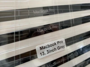 ADESIVO IN VETRO NERO CON LOGO PER DISPLAY MACBOOK PRO 13.3" A1708 - 1PZ - Imagen 1 de 1