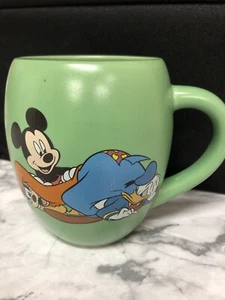 The Disney Store - Mickey, Donald & Goofy - Taza de café de barril verde de cerámica gruesa - Imagen 1 de 7