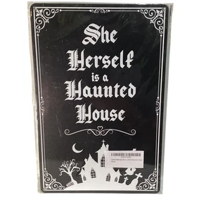 Golden Era Blechschild 12" x 8" She Herself Is A Haunted House Neuheit Neu Schild - Bild 1 von 1
