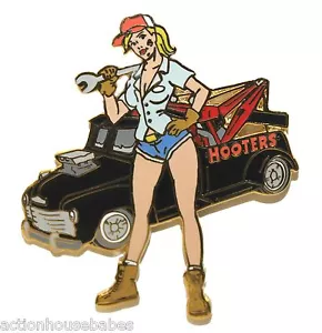 SPILLA BAVERO HOOTERS SEXY MECCANICO RAGAZZA RIMORCHIO CAMIONISTA - Foto 1 di 5