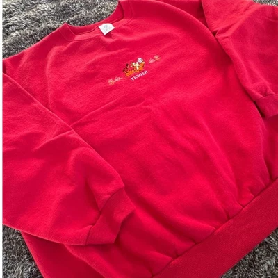 Sudadera de Colección Just My Size Tigger Bordada Cuello Redondo Roja Talla Grande Foto 1 de 4