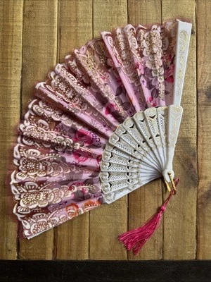 ВЫСОКОКАЧЕСТВЕННЫЙ СКЛАДНОЙ ВОСТОЧНЫЙ РУЧНОЙ ВЕНТИЛЯТОР Ткань Золотая ВЫШИВКА ПЛАСТИК Белый НОВЫЙ - Изображение 1 из 4