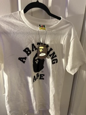 Camiseta BAPE blanca deslumbrada con logotipo camuflaje negro Foto 1 de 4