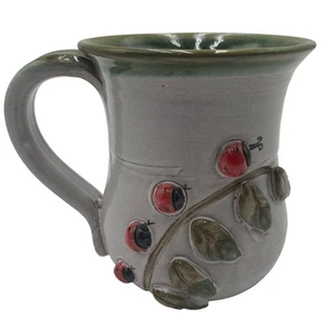 Taza de cerámica de estudio moderna MudWorks RARA 3D Dama hojas de insectos firmada 16 oz hecha a mano - Imagen 1 de 6