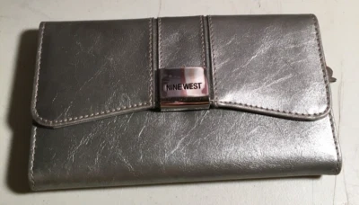 Cartera plegable larga plateada Nine West Foto 1 de 4