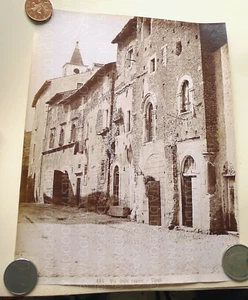 ANTICA FOTOGRAFIA ALBUMINA FOTO VECCHIA  25X20 TIVOLI ROMA VIA DELLE ROVINE 1890 - Picture 1 of 2
