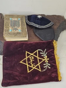 Vintage Judaica Set – Hebrew Prayer Book, Velvet Kippah Turower, Star Bag Israel - Imagen 1 de 19