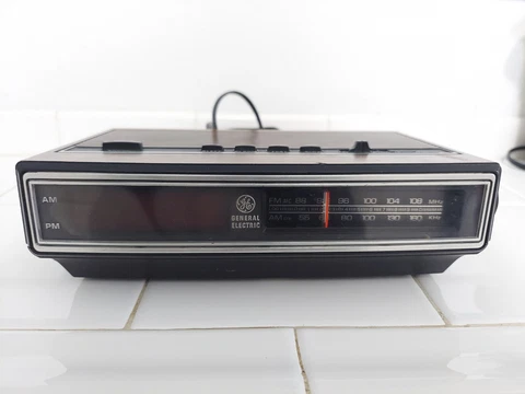 Vintage 1980 General Electric Clock Radio Model 7-4625A Cover