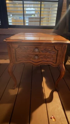 Mesa auxiliar provincial francesa Drexel vintage cajón tallado patas descapotables madera maciza Foto 1 de 3