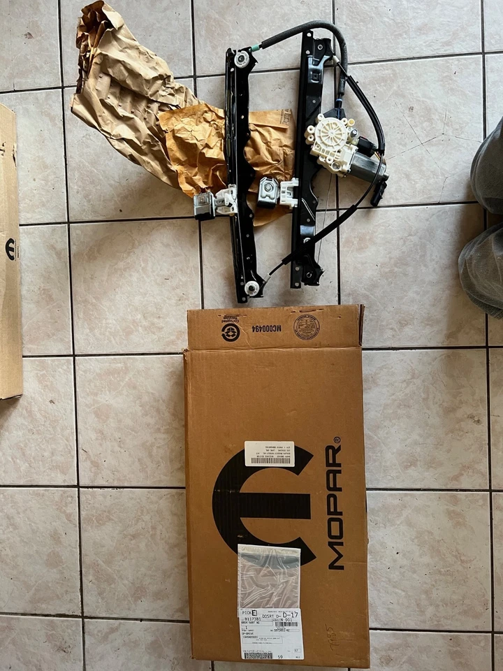 Jeep Grand Cherokee 2005-2010 nuevos OEM MOPAR reguladores de ventana delanteros izquierdo y derecho Foto 1 de 4