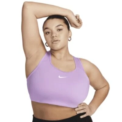Sujetador deportivo acolchado de sujeción media Nike Swoosh para mujer talla grande Rush fucsia/con... Foto 1 de 2