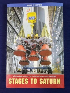STAGES TO SATURN: A TECHNOLOGICAL HISTORY OF THE By Roger Bilstein 1st Print - Imagen 1 de 6