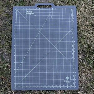 June Tailor rotierende Schneidematte Gittergröße 17x23 Quilten - Bild 1 von 4