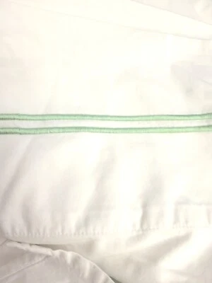 Sábana blanca de algodón egipcio Corenelli Hospitality King con borde bordado verde Foto 1 de 4