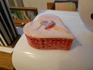 CAJA BARATIJA BAILARINA PINTADA A MANO EN FORMA DE CORAZÓN-5" X 4 1/4" X 2" - Imagen 1 de 6