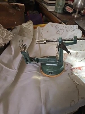 Pelador de manzanas de hierro fundido Norpro pelador de frutas de colección encimera de succión verde Foto 1 de 4