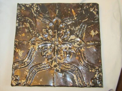 Антикварная винтажная потолочная металлическая жестяная плитка 11 x 11 дюймов на деревянной раме настенное украшение - Изображение 1 из 2