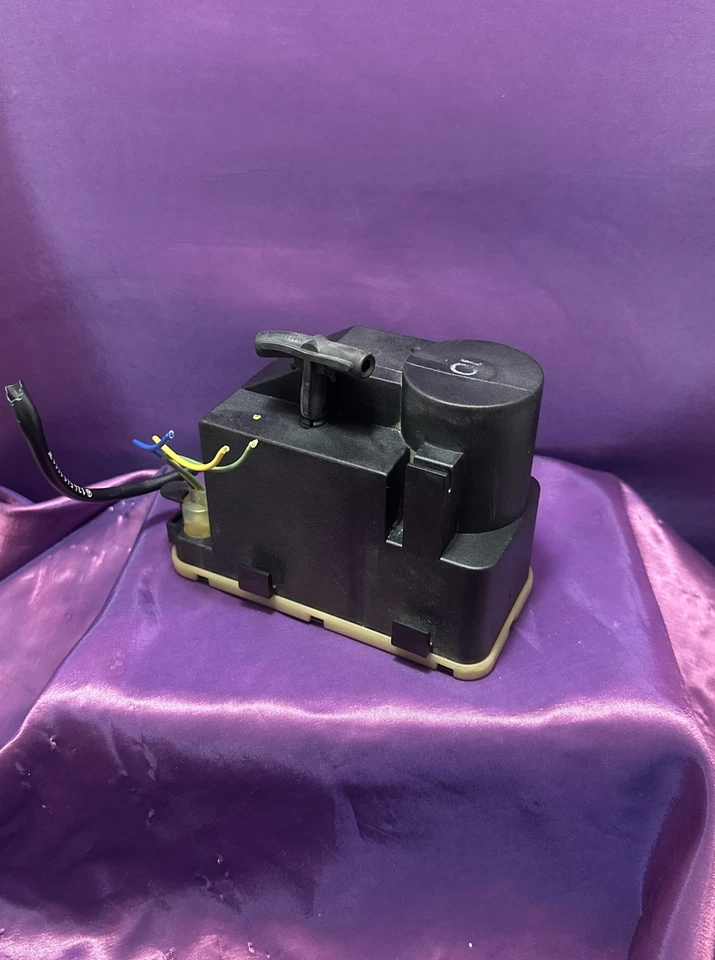 Mercedes W124 Central Locking Vacuum Pump 0132006309 OEM - Image 1 of 4