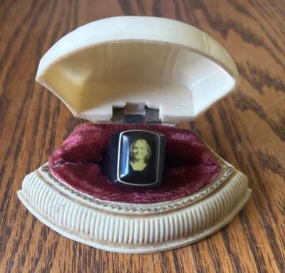 Anillo fotográfico de luto vintage con estuche - joyería conmemorativa Foto 1 de 4