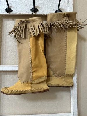 RARO* ANTIGUO Mocasines de cuero de caña alta nativos americanos 14” y vestido suave hecho a mano Foto 1 de 4