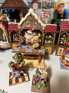 Jim Shore Heartwood Creek SANTA's TOY MASTER Set di 4 #4008233 RARO - Foto 1 di 8