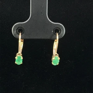 Pendientes colgantes de esmeralda ovalados de oro amarillo de 10 quilates con cierre de palanca (WCP031641) - Imagen 1 de 4
