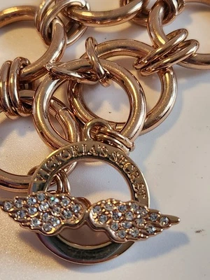 Pulsera Victorias Secret de Eslabones Grandes Tono Oro Rosa 6 3/4" Alas de Cristal Foto 1 de 4