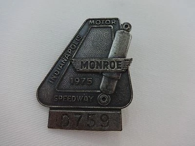 1975 Indianapolis 500 Silver Pit Badge Bobby Unser Gurney Eagle American Racers Foto 1 de 4