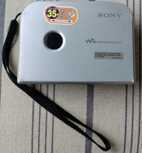 Reproductor de cinta de casete Sony Walkman WM-EX422 funciona con una sola batería - Imagen 1 de 8