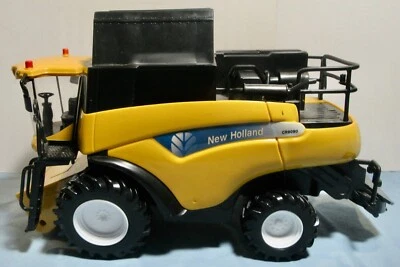 New Holland CR9090 Combine For Parts Or Repair 1/32 Scale - Image 1 of 4