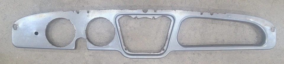 Triumph TR2、TR3、TR3A 和 TR3B 钢制仪表盘,31384 — 第 1/2 张图片