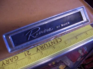 Buick Riviera 1967 guantera tapa moldura, placa, emblema, 67, 1966, 66, tablero - Imagen 1 de 5