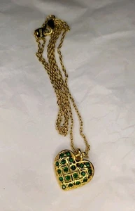 Collar AVON Tono Dorado Verde Estrás Corazón Colgante 20" Cierre Langosta Firmado - Imagen 1 de 6