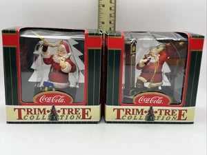 Menge 2 Coca-Cola Trim A Tree Sammlung Cola Weihnachtsmänner Zubehör - Bild 1 von 6
