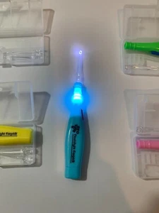 LED Ear Pick Light Flashlight Ear Wax Remover Cleaner Curette Tweezer Earpick - Foto 1 di 3