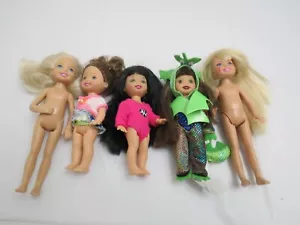 3 KELLY DOLLS 2 BAMBOLE CHELSEA ROBERTS BARBIE'S LITTLE SISTER LOTTO VESTITI MATTEL - Foto 1 di 3