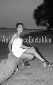 Pretty Girl Model Glamour Professional Studio Shots BW Negative x6 V14 - Bild 1 von 6