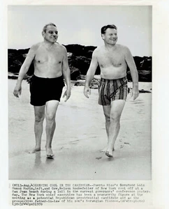 1959 Press Photo Shirtless Puerto Rico Gov. Luis Munoz Marin Nelson Rockefeller - Picture 1 of 2