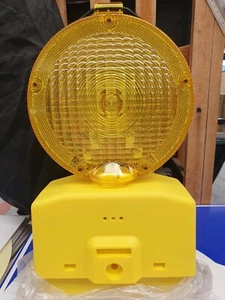 LAMPADA DA CANTIERE GIALLA - Foto 1 di 3