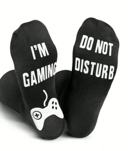 1 Paar Herren Socken mit der Aufschrift "Do Not Disturb I'M Gaming", Geschenkide - Bild 1 von 3
