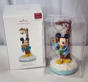 2018 Hallmark Disney Christmas Carolers Merry Mickey Storytellers Ornamento - Imagen 1 de 10