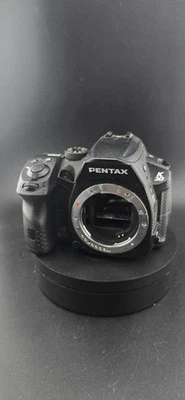 Cuerpo de cámara digital Pentax K-30 SLR con cargador y batería.  Foto 1 de 4